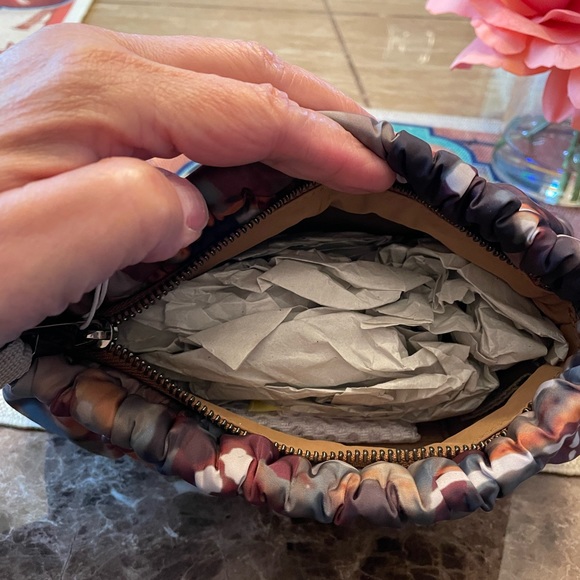 Vince Camuto Clutch NWT 10 X 6 - Picture 10 of 15